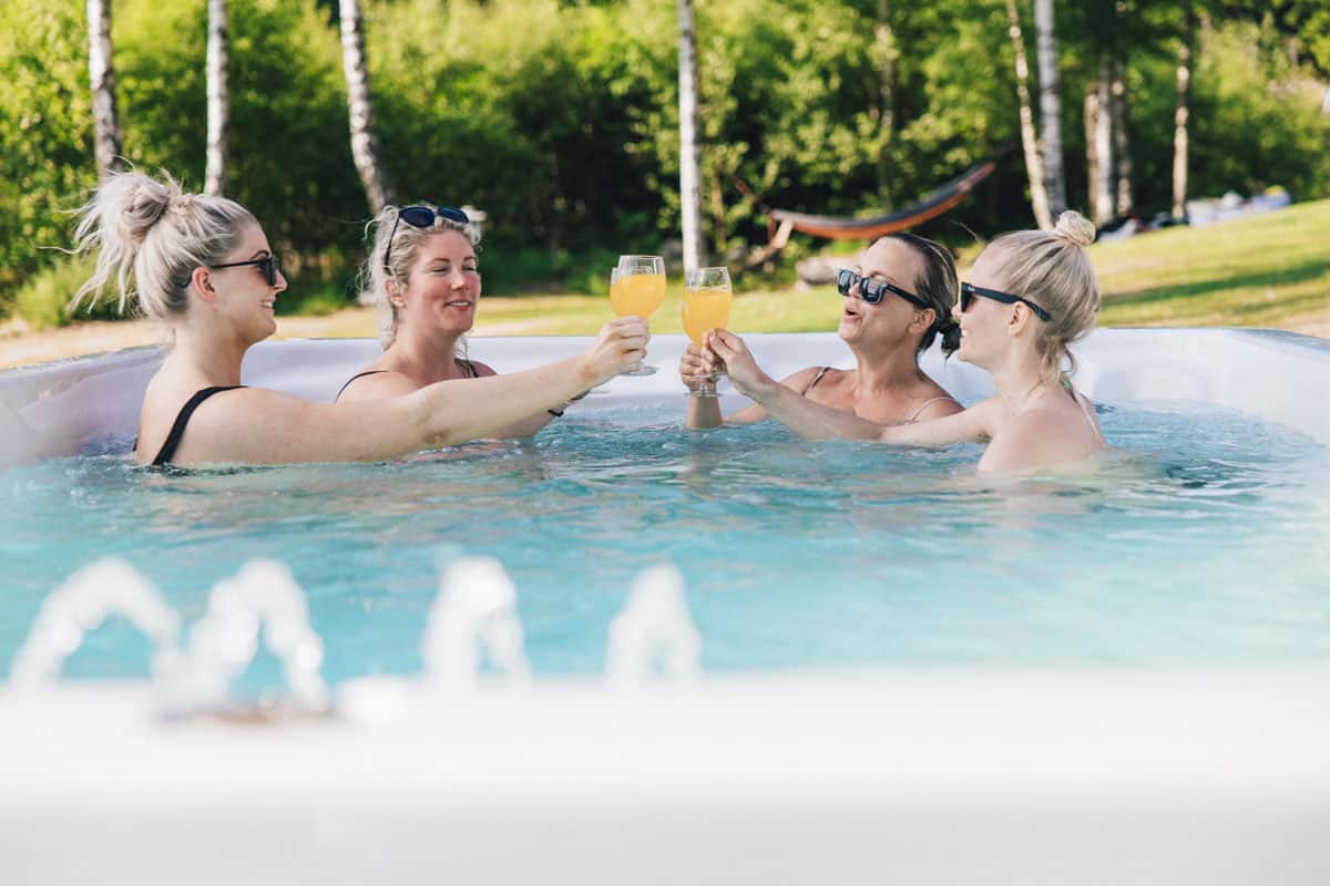 Entertaining With a Hot Tub: Tips for Hosting Hot Tub Parties